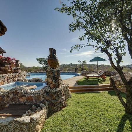 Eagle Tented Lodge & Spa Окаукуехо Екстериор снимка